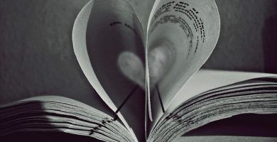 Páginas de libro formando un corazón