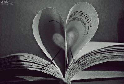 Páginas de libro formando un corazón