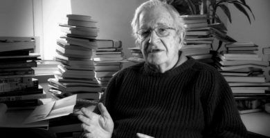 Chomsky hablando sobre educación
