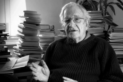 Chomsky hablando sobre educación