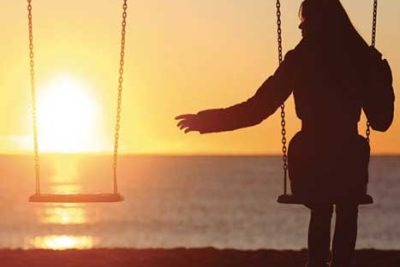 Mujer en columpio haciendo duelo