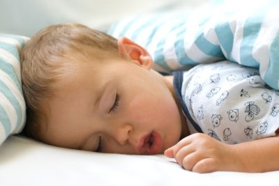 Niño durmiendo con apnea del sueño