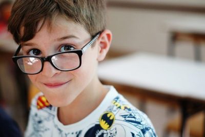 Niño con dislexia, dificultad del aprendizaje