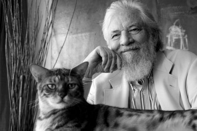 Claudio Naranjo con su gato