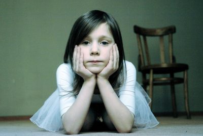 Niña afectada por divorcio de sus padres