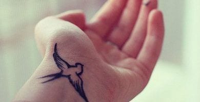Tatuaje de mujer en la mano