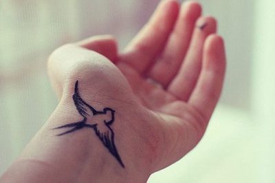 Tatuaje de mujer en la mano