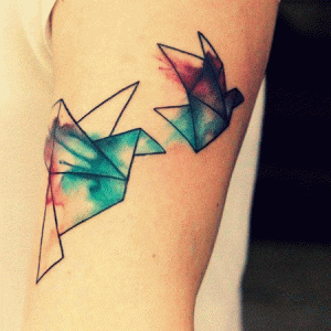 tatuaje de mujer con pájaros